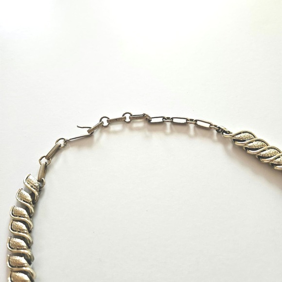 Gilded Glamour: Vintage Coro S-Link Necklace & Leaf Earrings Set - Picture 7 of 14